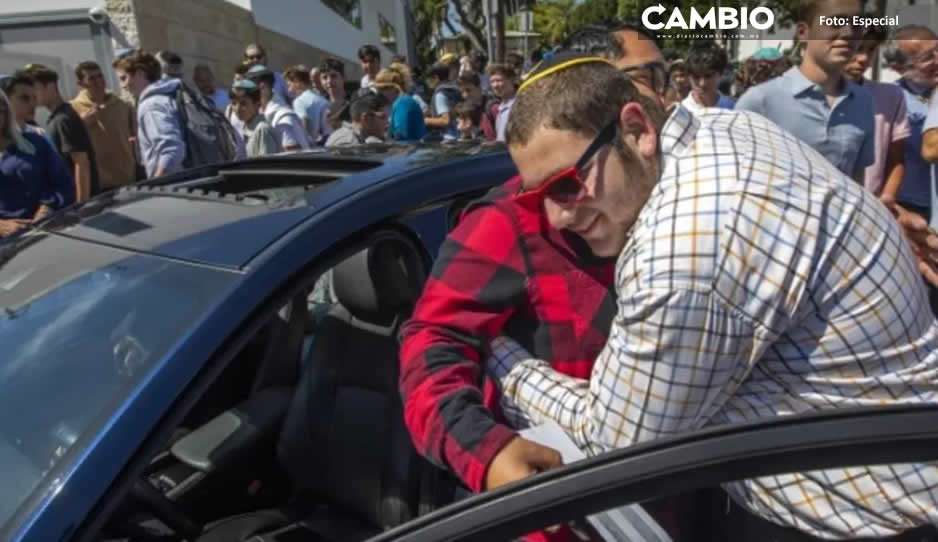 ¡Gran corazón! Alumnos regalan un auto a profesor que tardaba cuatro horas en llegar en scooter