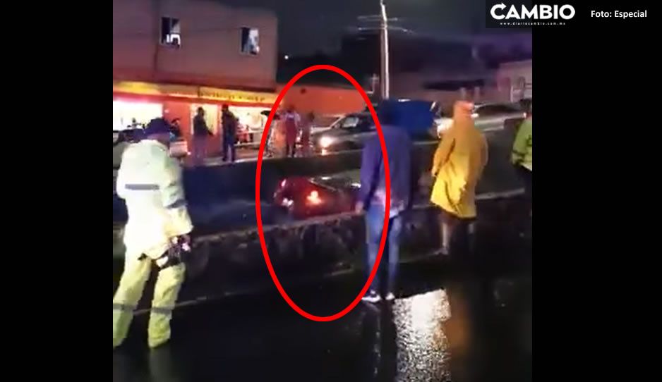 VIDEO: Terrible lluvia provoca que auto callera al río en Querétaro