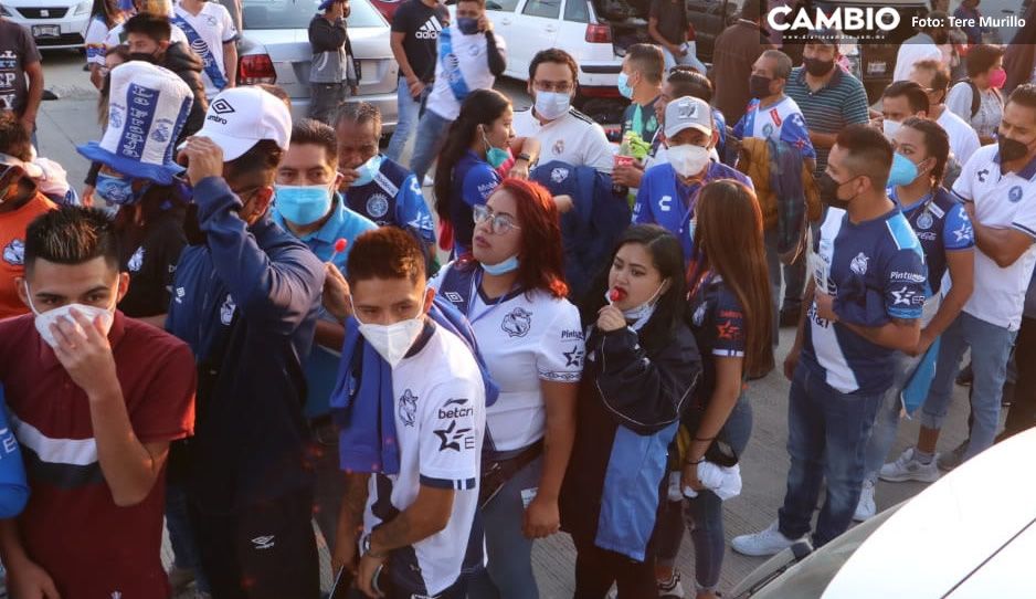 Aficionados olvidan la sana distancia y se aglomeran en accesos al Cuauhtémoc (FOTOS y VIDEO)