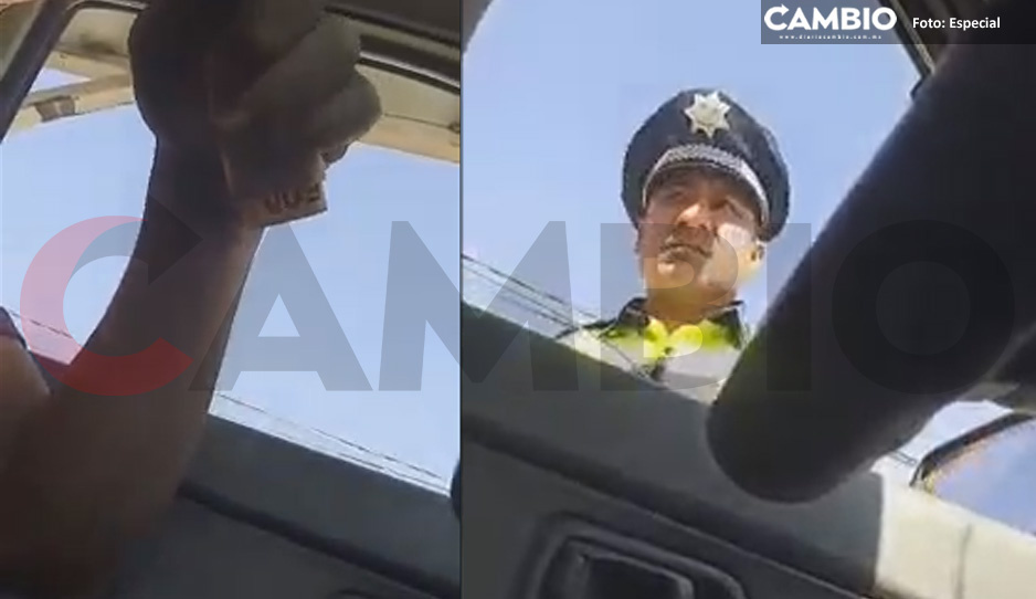 ¡Lo exhibieron! Denuncian a agente de tránsito de San Pedro Cholula por corrupto (VIDEO)