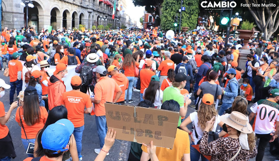 En el zócalo y casi dos horas después, estudiantes de la UDLAP termina su marcha (FOTOS y VIDEO)