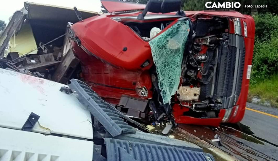 Tráiler se queda sin frenos y vuelca en la Puebla-Orizaba