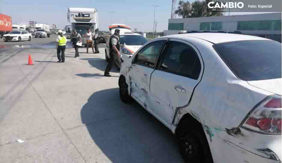 ¡Aparatoso choque! Camión y vehículo se impactan en la México-Puebla
