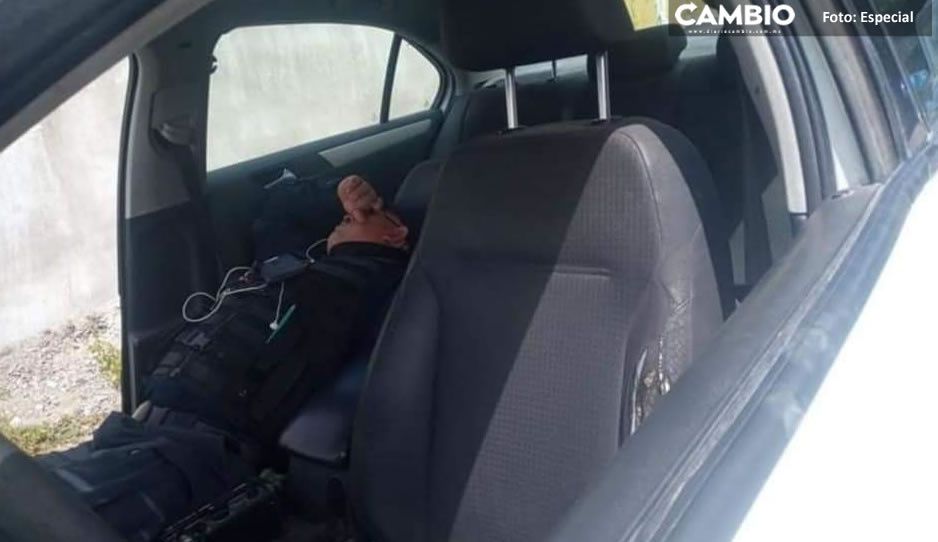 ¡Échate un sueñito! Policía es captado durmiendo en horas laborales en Tochtepec