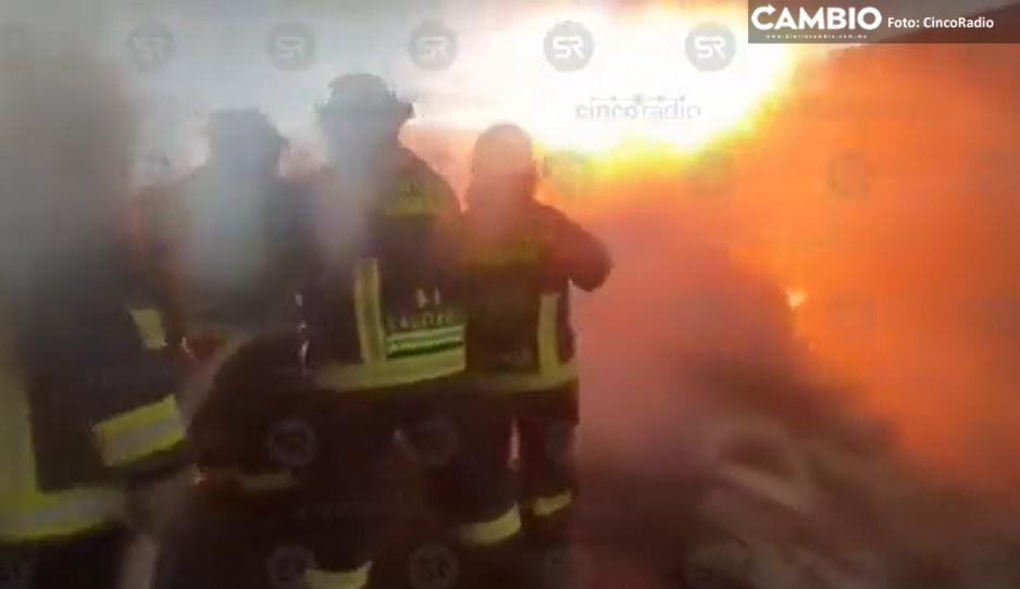 Revelan VIDEO del momento exacto de bomberos luchando contra el fuego en toma de Xochimehuacán