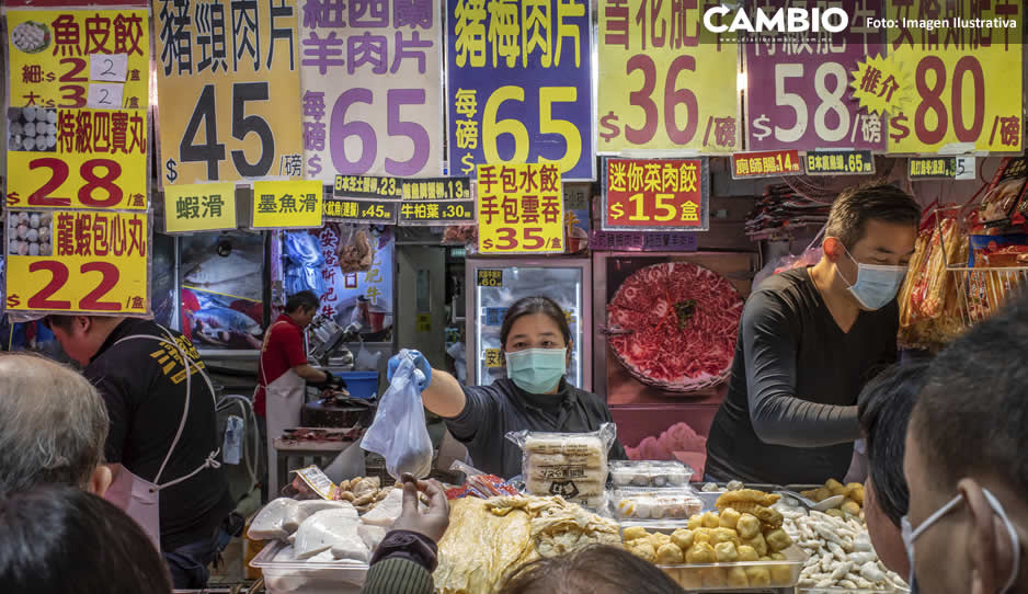 Vendedora del mercado de Wuhan fue la primera en contagiarse de COVID-19: Señala experto