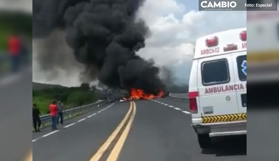 Tráiler se queda sin frenos y choca vs camión y auto en Tehuacán; deja como saldo un calcinado