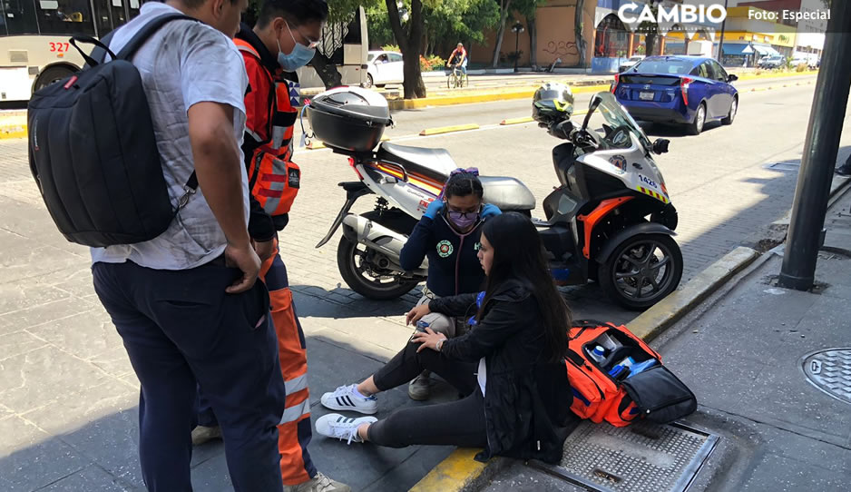 Motociclista choca vs auto en la 11 Sur y Reforma; una mujer embarazada resultó lesionada
