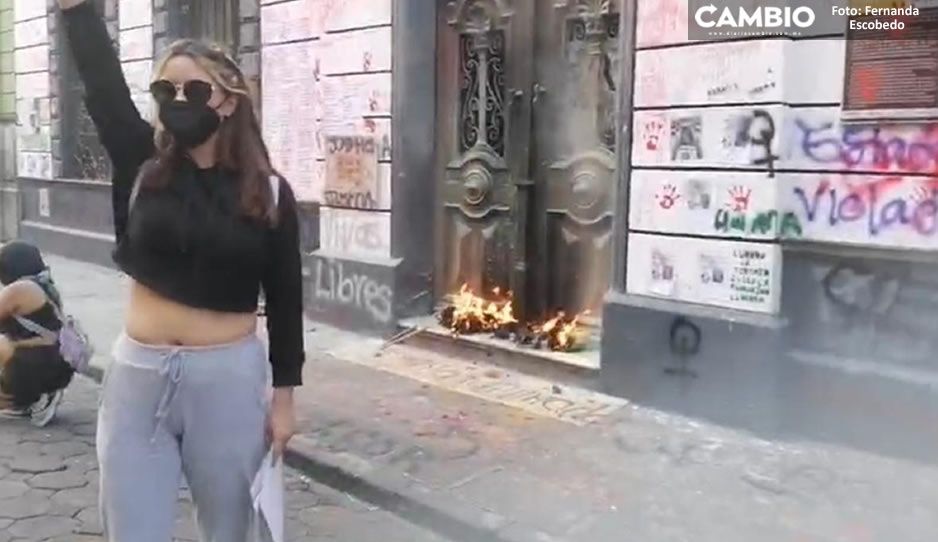 EN VIVO: Feministas queman la puerta del Congreso de Puebla