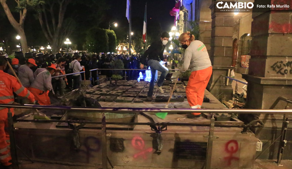 Naranjitas limpian destrozos de feministas en el Zócalo de Puebla (VIDEO)