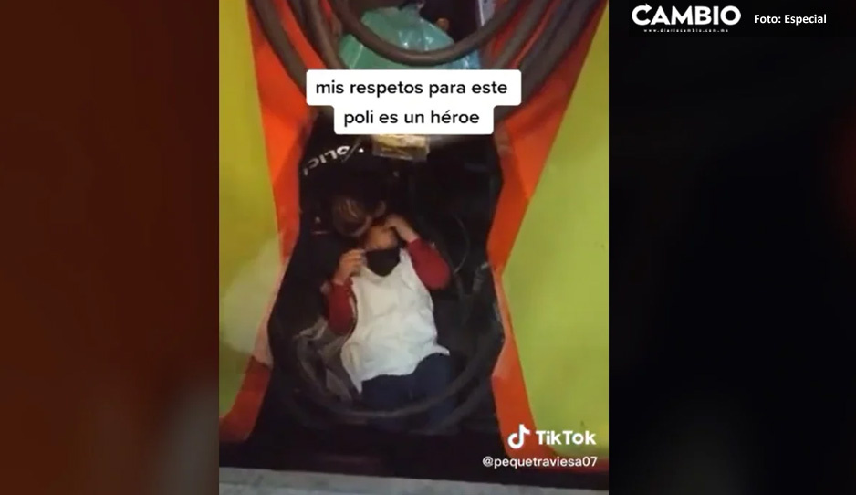 ¡Héroes! Policías arriesgan la vida para rescatar abuelita que cayó entre vagones del metro de CDMX (VIDEO)