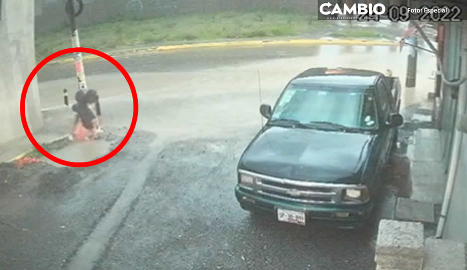 ¡Niñito se salva de milagro! Estuvo a punto de caer en un megabache en Bosques de Amalucan (VIDEO)