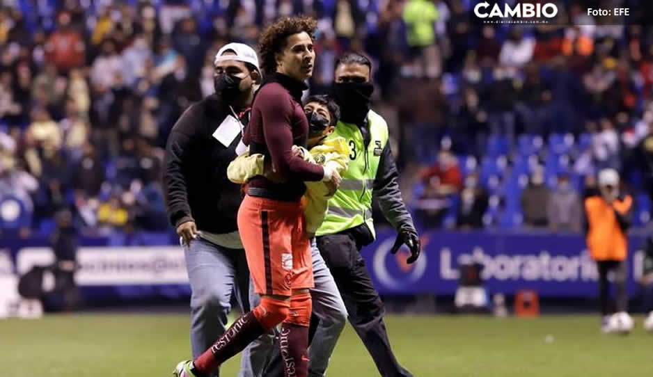 ¡Eres grande Ochoa! Niños se meten a la cancha del Cuauhtémoc para tomarse una selfie con él (VIDEO)