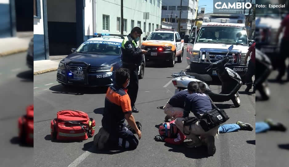 Motociclista impacta vs auto y sufre lesiones en la colonia Volcanes