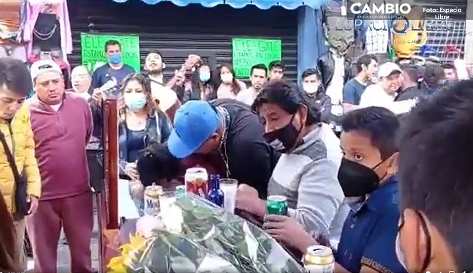 Funeral Ómicron: Con chelas y mariachi velan a ambulante en pleno corredor 5 de Mayo (VIDEO)