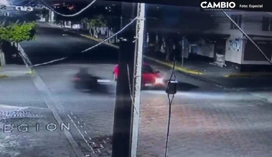 ¡Se salvaron de milagro! Motociclistas sobreviven a fuerte choque en Tecamachalco (VIDEO)