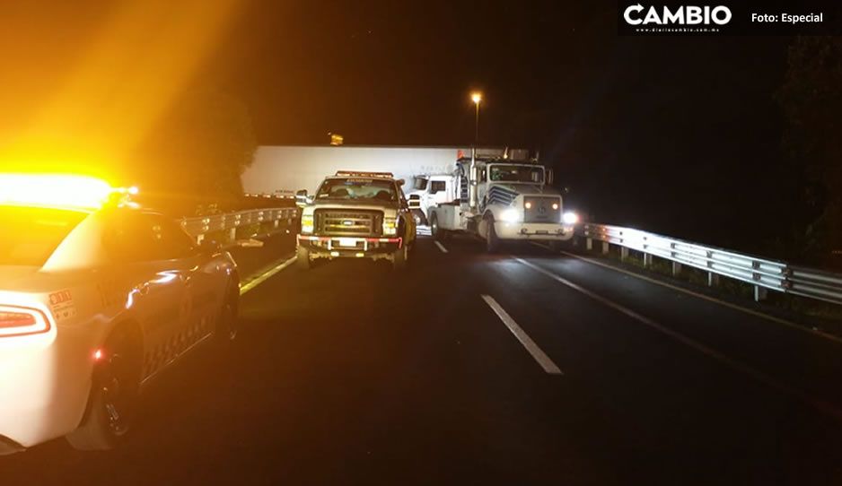 Dos lesionados y caos vial deja aparatosa volcadura en autopista Puebla Córdoba