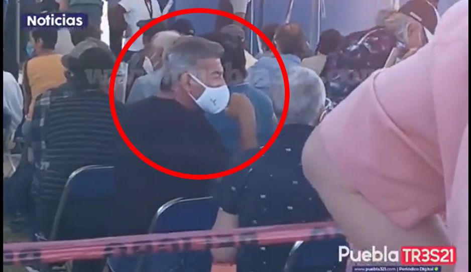 Como un abuelito más: Tony Gali hace fila para recibir la vacuna en San Andrés (VIDEO)