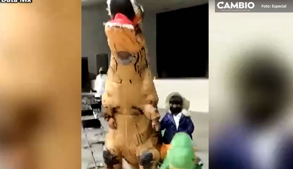 ¡El mejor papá! Acompaña a su hija disfrazado de dinosaurio a recibir vacuna vs Covid (VIDEO)