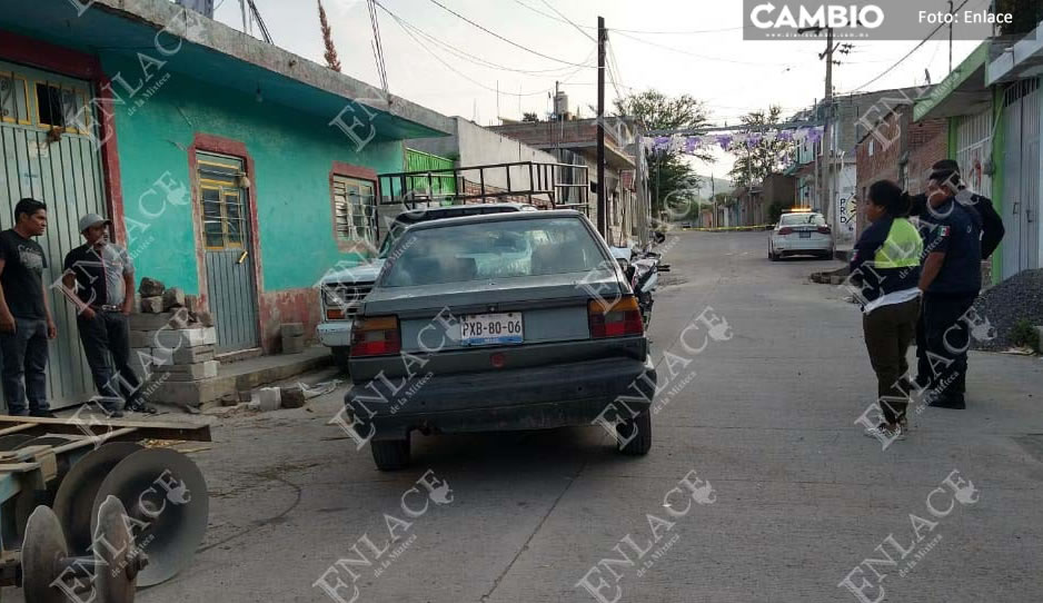 Abuelito es asesinado a balazos al interior de su auto en Xochiltepec