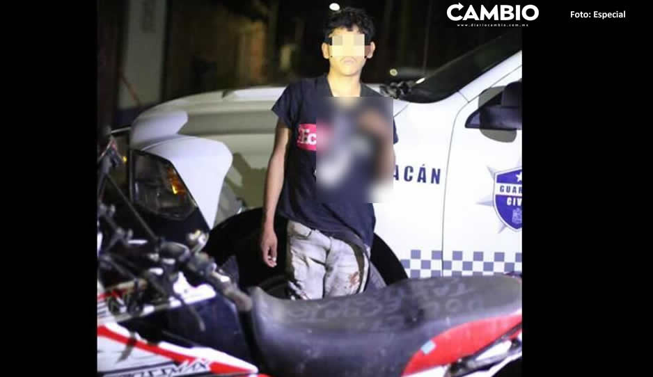 ¡Qué miedo! Arrestan a adolescente que paseaba a un descuartizado en su moto