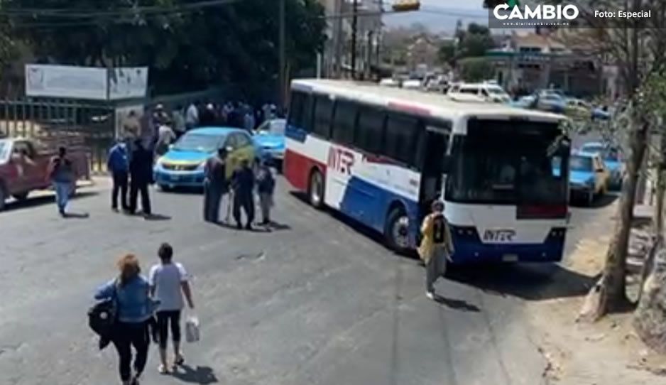 Taxistas cierran el acceso a Izúcar; buscan impedir que circulen los UBER piratas