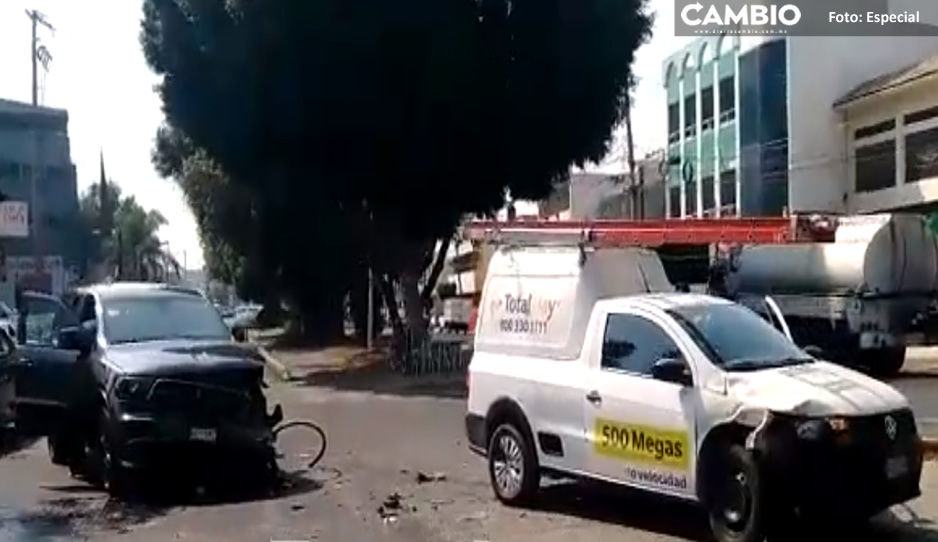 Cafre se pasa semáforo e impacta vs camioneta de Totalplay en la 16 Sur y 31 Oriente (VIDEO)