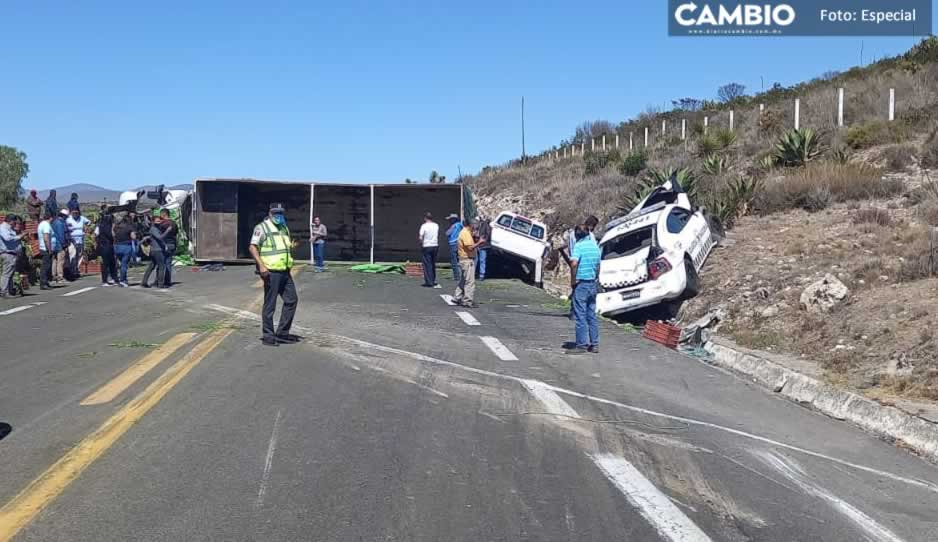 ¡Aparatoso accidente! Vuelca camión de verduras y dos autos chocan en la Cuacnopalan-Oaxaca
