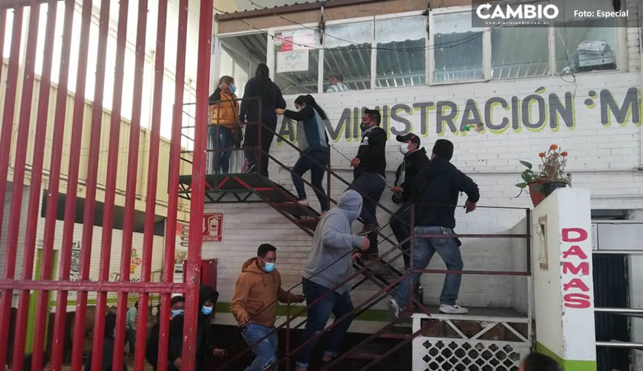 Comerciantes cierran mercado La Purísima en Tehuacán, acusan invasión de espacios  