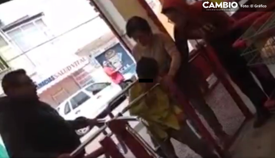 VIDEO: Niño travieso se queda atorado en torniquete de tienda 3B