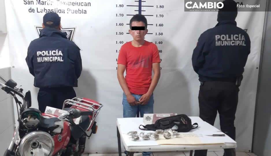Detienen a ladrón de motocicleta con marihuana y cocaína en Texmelucan