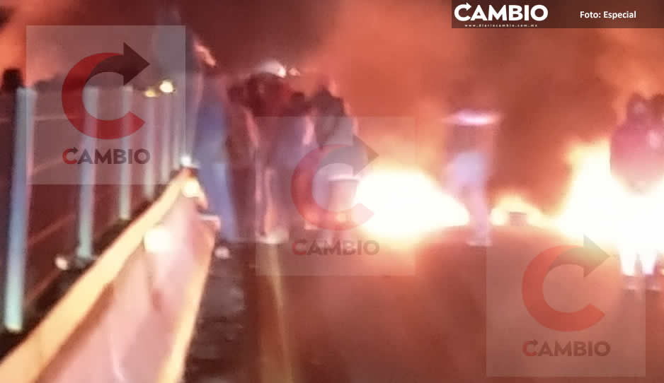 Pobladores de Texmelucan cierran autopista México-Puebla por secuestro de un joven (VIDEO)