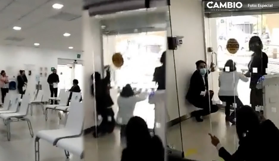 ¡Momentos de terror! Así se vivió el pánico al interior del BBVA tras balacera en Las Ánimas (VIDEO)
