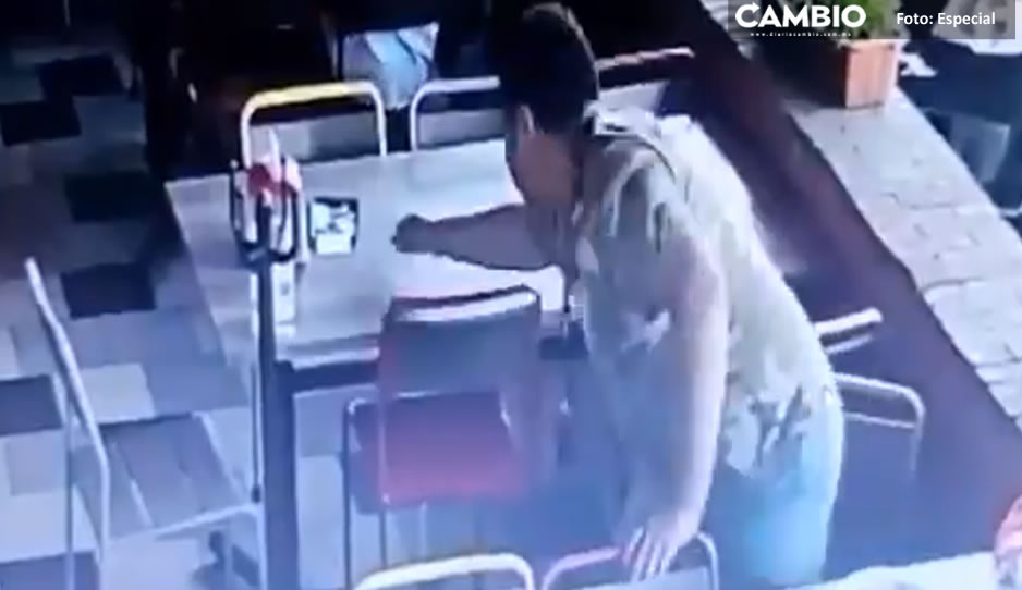 Exhiben en VIDEO a ladrón de restaurante que se llevó el dinero de una cuenta