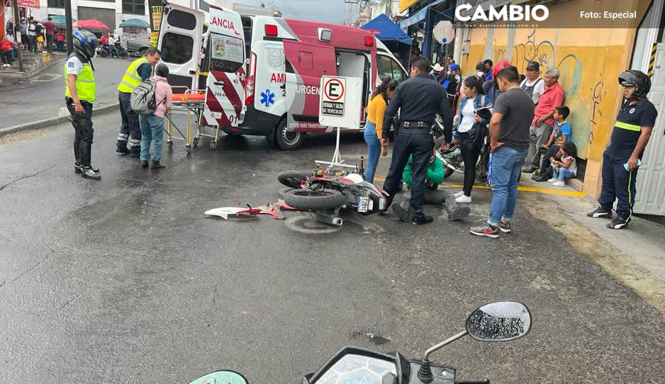 Motociclista se impacta contra puerta abierta de taxi pirata en Atlixco