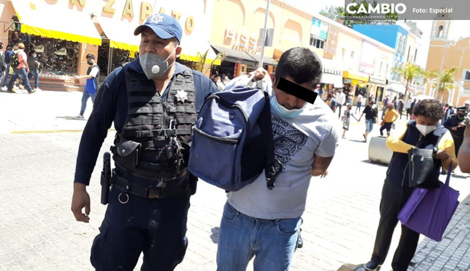 Tras atraco a mujer, comerciantes detienen a asaltante en Tehuacán