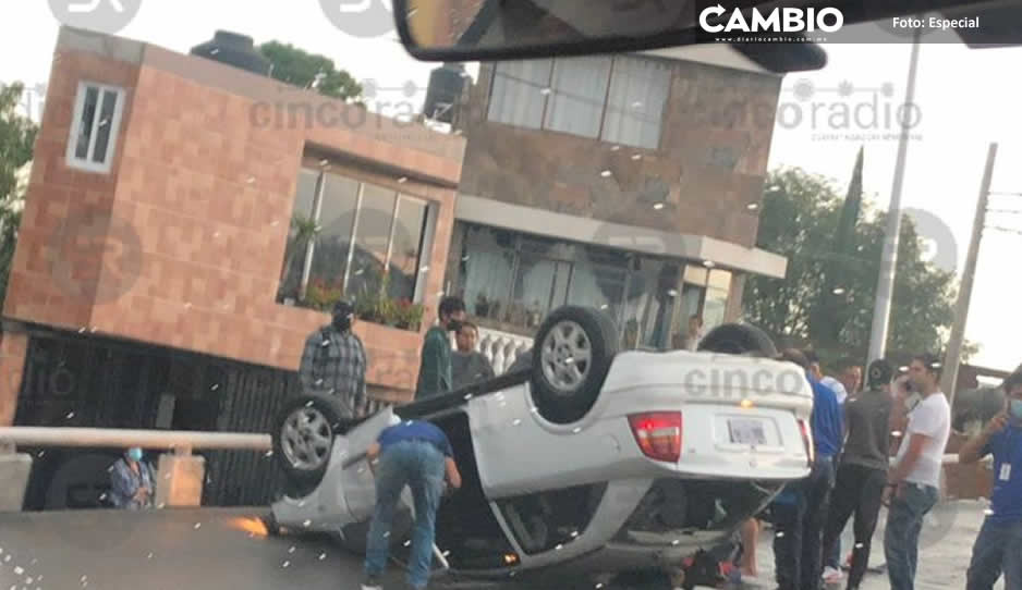 Aparatoso accidente en el Blv Esteban de Antuñano deja auto boca arriba