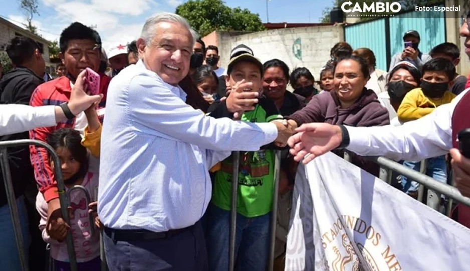 Seguidores piden a AMLO que siga seis años más en la presidencia y él dice no