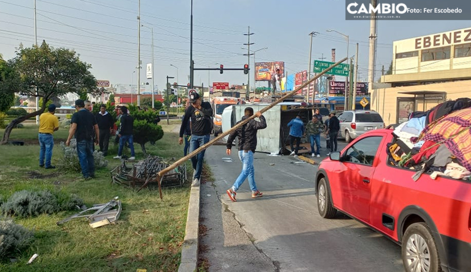 Vuelca camioneta con mercancía sobre el Boulevard 5 de mayo (VIDEO)