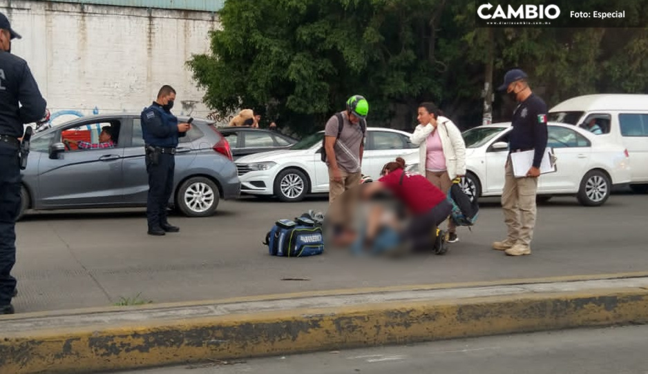 Automovilista embiste a dos motociclistas en el Boulevard 18 de Noviembre