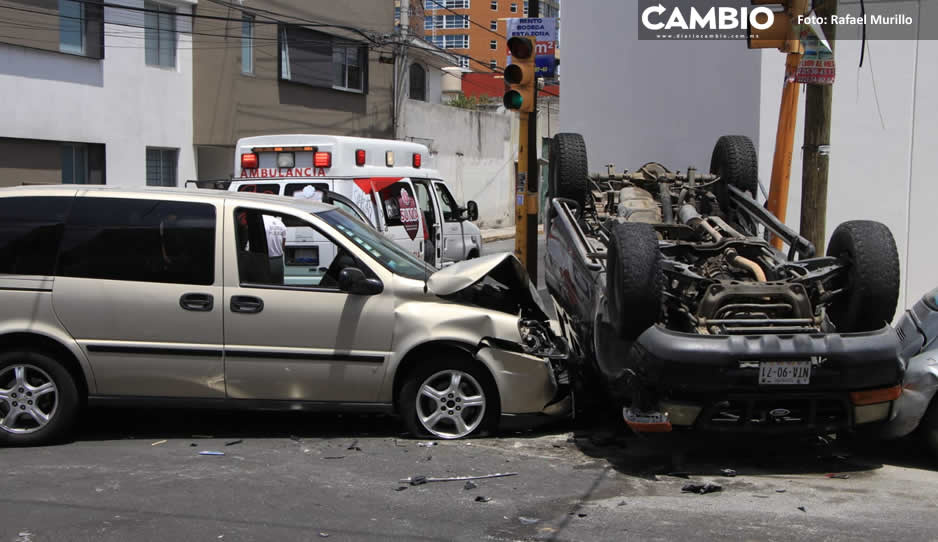 Terrible choque provoca volcadura de camioneta en la 23 Sur; hay dos lesionados