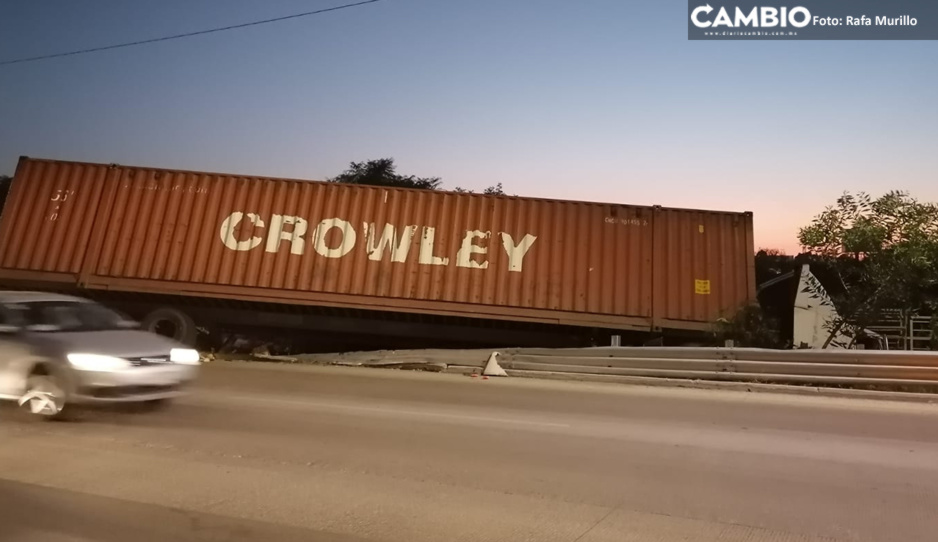 Tráiler volcado en el Periférico era robado y lo iban persiguiendo (FOTOS)