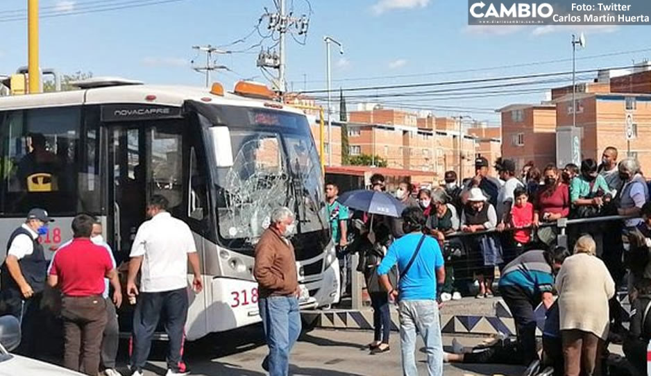 Chofer de RUTA línea 2 atropella a poblano en el paradero de San Bartolo