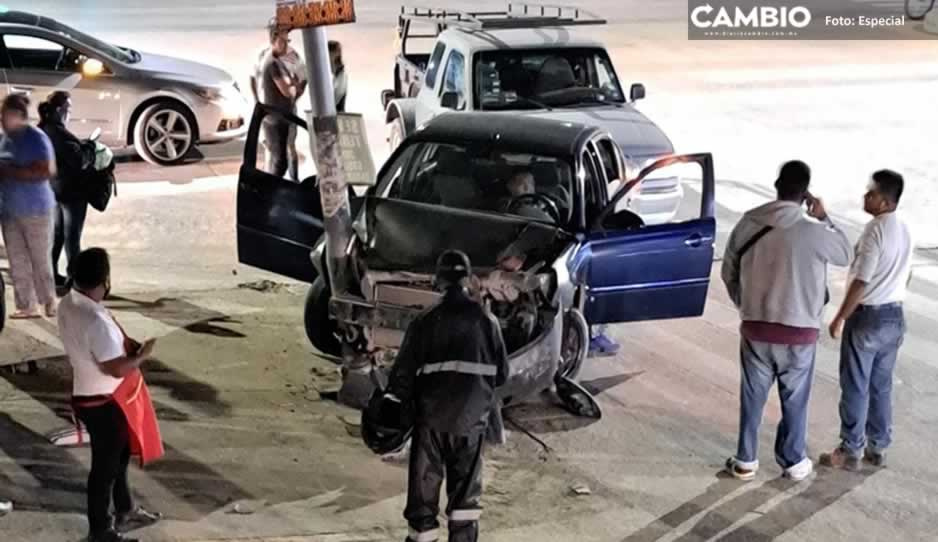 Conductor ebrio choca vs auto y poste de luz en la 11 Sur