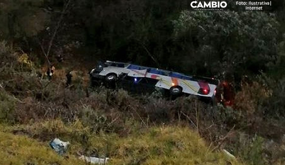 ¡Trágico accidente! Autobús de pasajeros cae al barranco en la México-Puebla; hay 17 lesionados y 1 muerto