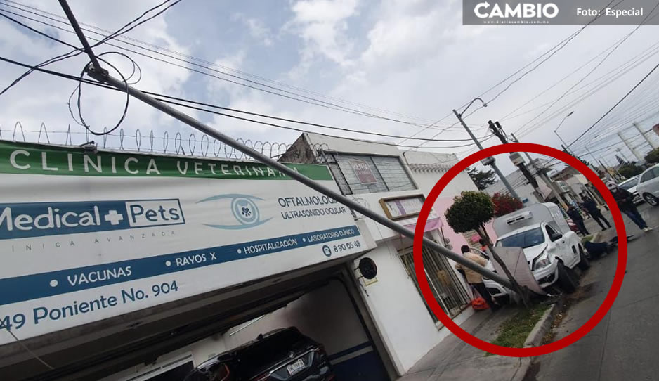 Conductor de camioneta se estampa vs poste de luz en Prados Agua Azul