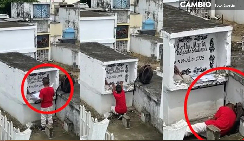 ¡Nunca la olvida! Niño visita la tumba de su mamá para mostrarle sus calificaciones y llora (VIDEO)