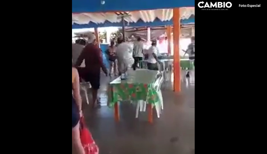 VIDEO: Poblanos y comerciantes se pelean con palos en playa de Veracruz ¡no querían pagar la cuenta!