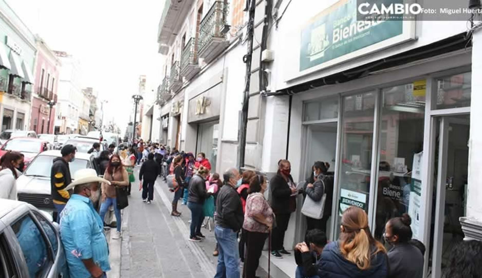 Banco Bienestar deja a abuelitos esperando en el frío y sin tarjeta por ser día feriado