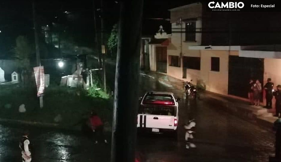 ¡Por ir como ghost rider! Moto es impactada por una camioneta en Atlixco